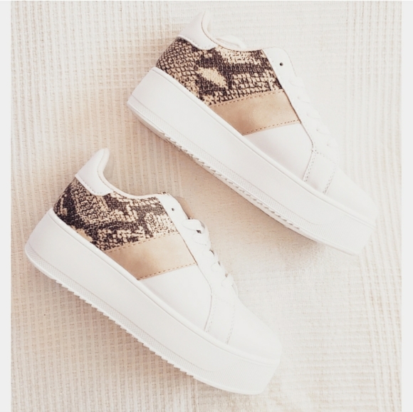 Shoes - 🆕️Winter collection// snake print sneaker